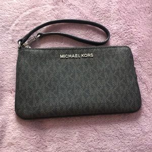 MICHAEL KORS wristlet